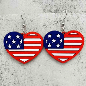 Pendientes de corazón de madera para el 4 de julio con estampado de bandera americana