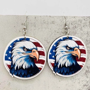 Detalle de pendientes redondos de madera con bandera americana, cabeza de águila y ganchos