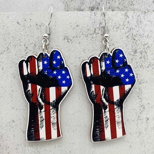 Pendientes de madera en forma de puño con bandera de EE. UU. para el Día de la Independencia