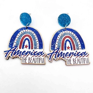 Pendientes de madera del Día de la Independencia con texto America THE BEAUTIFUL