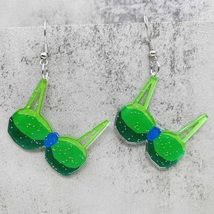 Primer plano de pendientes de bikini de acrílico verde brillante con purpurina en piedra