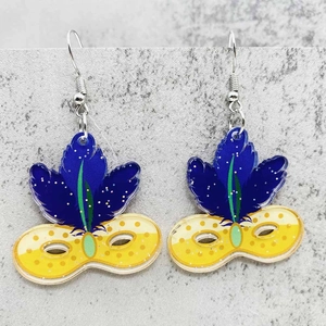 Detalle de pendientes de acrílico de Carnaval con plumas azules y máscara amarilla