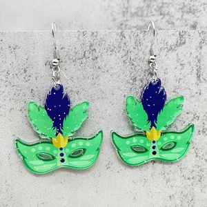 Detalle de pendientes máscara Mardi Gras en acrílico verde y azul con brillos de colores