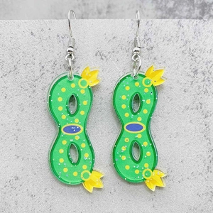 Pendientes colgantes artísticos de acrílico verde con lunares amarillos para Mardi Gras