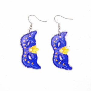 Pendientes de máscara en acrílico azul con detalles amarillos y ganchos plateados