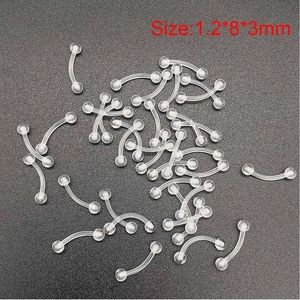 Dettaglio macro di piercing per sopracciglia in acrilico trasparente 1.2x8x3mm