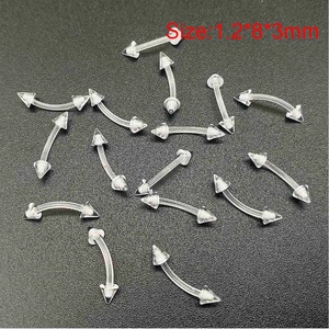 Dettaglio di piercing curvi in acrilico trasparente 1,2x8x3mm per sopracciglia e labbra