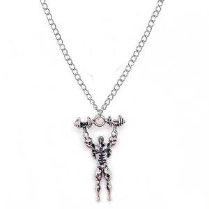 Détail macro du collier pendentif haltérophile argenté avec définition musculaire précise
