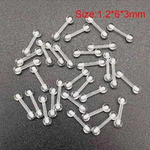 Dettaglio dei piercing barbell in acrilico trasparente da 1,2x6x3mm per corpo