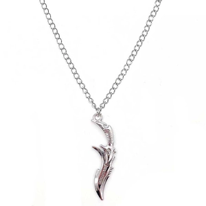 Détail du pendentif cimeterre en argent avec gravures de runes gothiques et bords dentelés