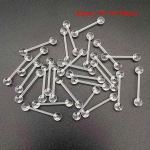Vista macro di set piercing per lingua in acrilico trasparente misura 1.6x19x5mm su grigio