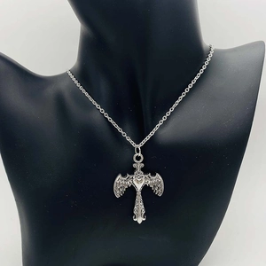 Pendentif cœur gothique avec ailes de chauve-souris et croix sur buste noir