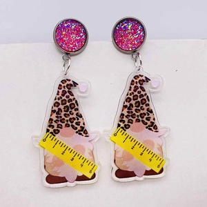 Boucles d'oreilles enseignant gnome acrylique avec motif léopard et règle graduée