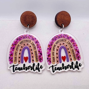 Détail de boucles d'oreilles enseignant avec arc-en-ciel léopard et mots de motivation