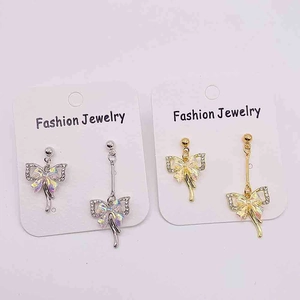 Boucles d'oreilles pendantes nœud en strass argentés et dorés sur carte cadeau