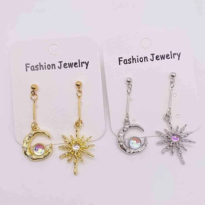 Boucles d'oreilles lune et étoile asymétriques avec pierres irisées en or et argent