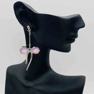 Détails de boucles d'oreilles nœuds à pendentif long avec gemmes roses irisées