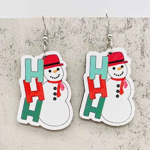Nahaufnahme der hölzernen Schneemann-Ohrringe mit HO HO HO-Schriftzug und Silberhaken