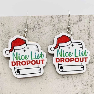 Nahaufnahme der Weihnachts-Ohrhänger mit roter Weihnachtsmütze und Nice List Text