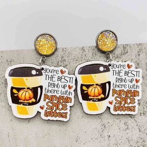 Pendientes vintage de madera con diseño de café de calabaza y detalles dorados de otoño