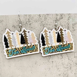 Details von Weihnachtsbaum Holzohrringen mit Leopardenmuster und Tree Season Text