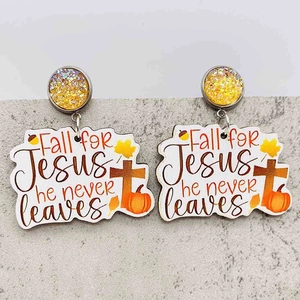 Detalle de pendientes de madera con Jesús calabaza hoja de arce y purpurina amarilla