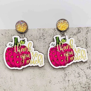 Detalle de pendientes de calabaza rosa con texto Thank you so much y brillo dorado