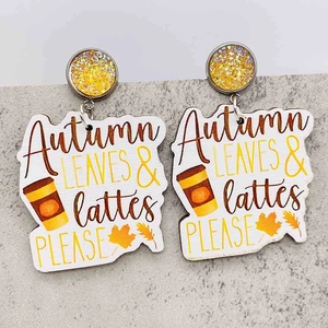 Primer plano de pendientes de madera Autumn Leaves & Lattes con purpurina amarilla y diseño
