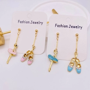 Détails des boucles d'oreilles ballerine et chaussons en émail rose et bleu