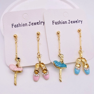 Boucles d'Oreilles Pendantes Asymétriques Danseuse et Chaussons de Ballet Alliage Plaqué Or Émail Strass Bijoux Femme Fille