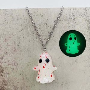 Collar de fantasma luminoso para Halloween con detalles de sangre roja y cadena plateada
