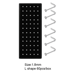 Detailansicht von 60-teiligen L-förmigen Nasensteckern aus Edelstahl mit 1,8 mm Kristallen