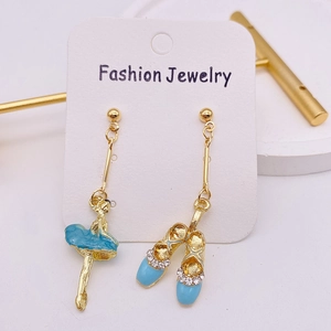 Boucles d'oreilles ballerine asymétriques avec émail bleu et détails en cristal brillant
