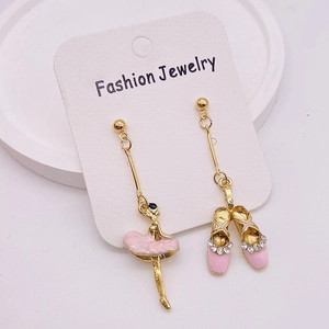 Boucles d'oreilles ballerine asymétriques et chaussures strass en doré et rose