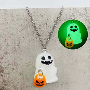 Vista detallada del collar fantasma luminoso de Halloween con efecto brillante en la noche