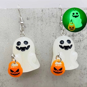 Pendientes colgantes de fantasma y calabaza de Halloween que brillan en la oscuridad