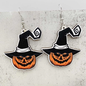 Orecchini a zucca di Halloween con cappello da strega nero e dettagli a spirale bianca