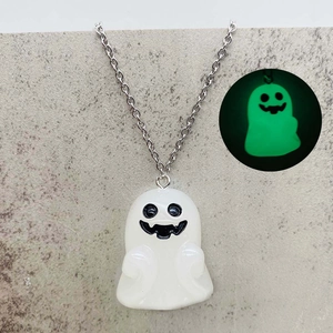 Detalle macro del collar de fantasma 3D que muestra el efecto fluorescente verde brillante