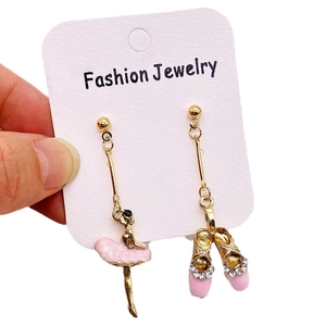 Boucles d'oreilles ballerine asymétriques et ballerines roses avec strass brillants