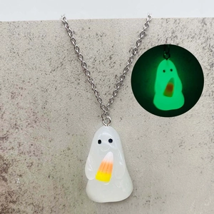 Detalle del collar de fantasma 3D luminoso con caramelo y efecto fluorescente verde oscuro