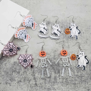 Detailliertes Set aus fünf Halloween-Acryl-Ohrringen mit Geistern und Skeletten