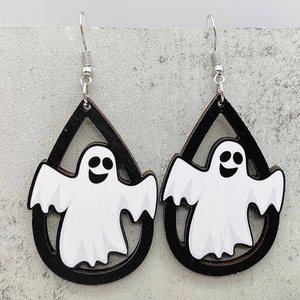 Dettaglio degli orecchini di Halloween a goccia con motivo a fantasma bianco e nero