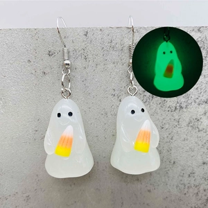 Detalle de pendientes fantasma de Halloween luminosos con caramelo y brillo verde