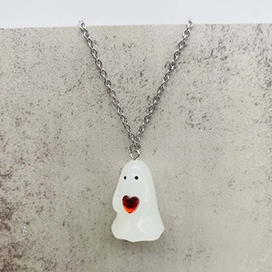 Detalle del colgante de fantasma 3D con corazón rojo en cadena de plata Halloween