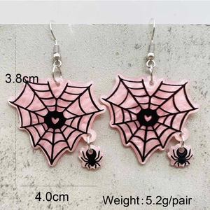 Herzförmige Acryl-Ohrringe in Rosa mit Spinnennetz-Muster und Größenangaben