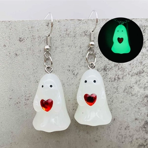 Pendientes de fantasma luminosos con corazón rojo, mostrados con luz y efecto fluorescente