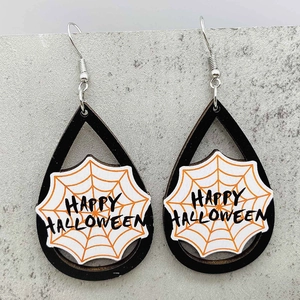 Dettaglio orecchini Halloween a goccia con ragnatela bianca e scritta Happy Halloween