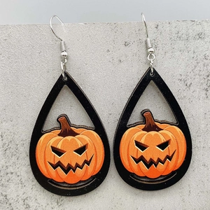 Dettaglio degli orecchini di Halloween con cornice a goccia nera e motivo zucca arancione