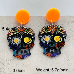 Détail des boucles d'oreilles crâne en acrylique avec taille 5,4cm et poids 5,7g Halloween