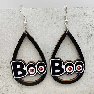 Dettaglio orecchini a goccia Halloween con scritta Boo e design con occhio realistico